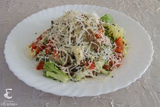 Салат овощной с телятиной и пармезаном