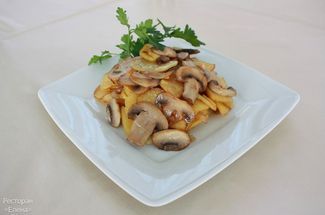 Картофель по-домашнему с луком и грибами