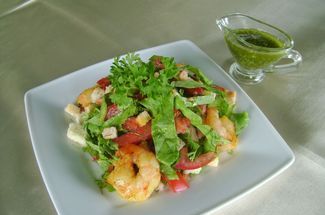 Salad with shrimps lemon and balsamic sauce