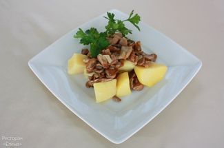 Boiled potato with mushooms