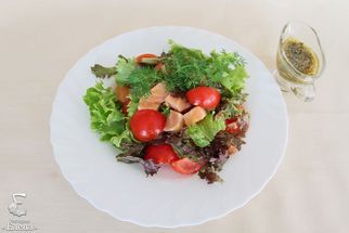 Vegetable salad with salted salmon
